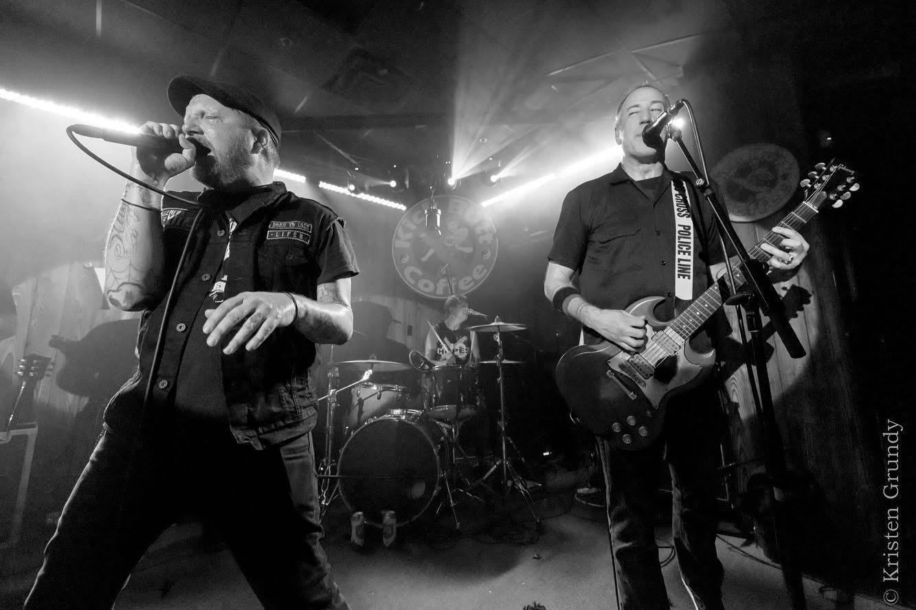 Generation Exit live, black and white